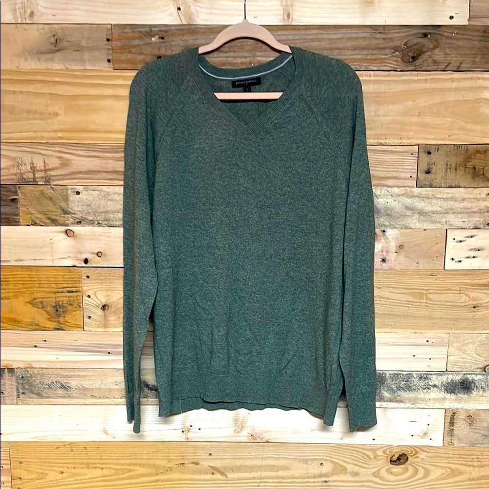 Banana Republic size L Olive Green V-neck Lightweight Soft and Stretchy Sweater